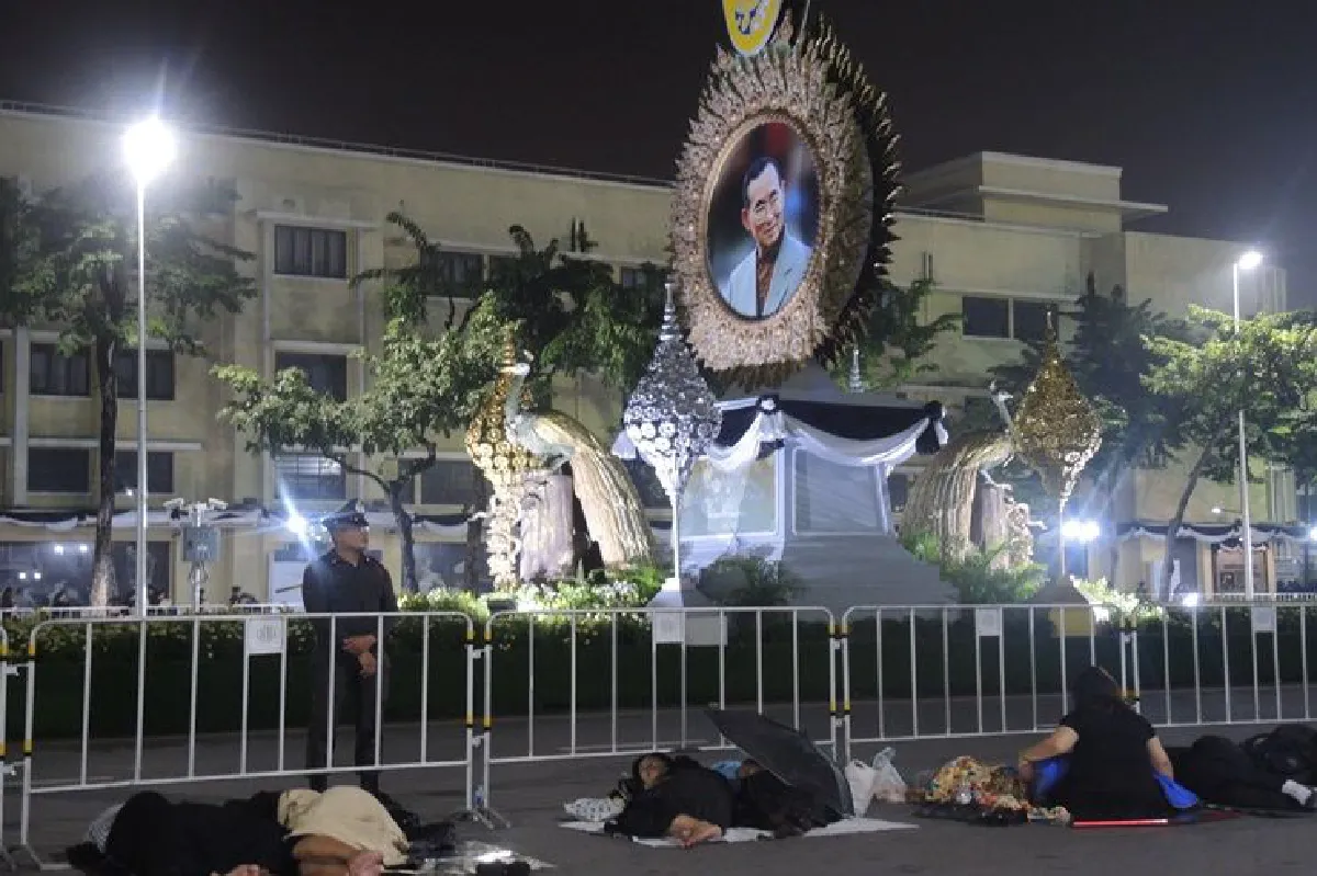 ถนนราชดำเนินคนแน่นเกือบเต็มพื้นที่