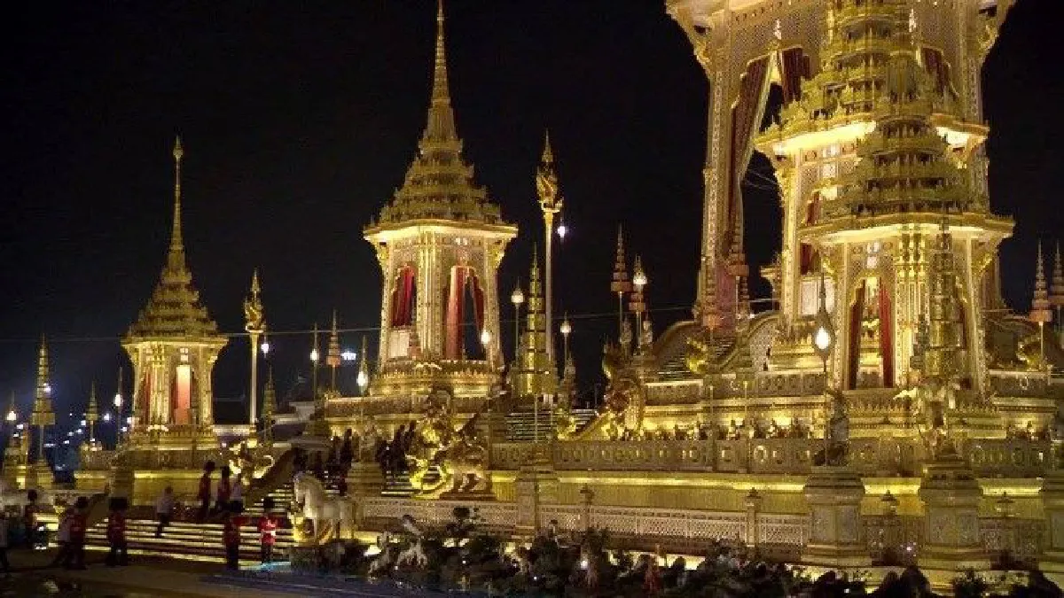 สมเด็จพระเจ้าอยู่หัวเสด็จฯถวายพระเพลิงพระบรมศพในหลวงรัชกาลที่9
