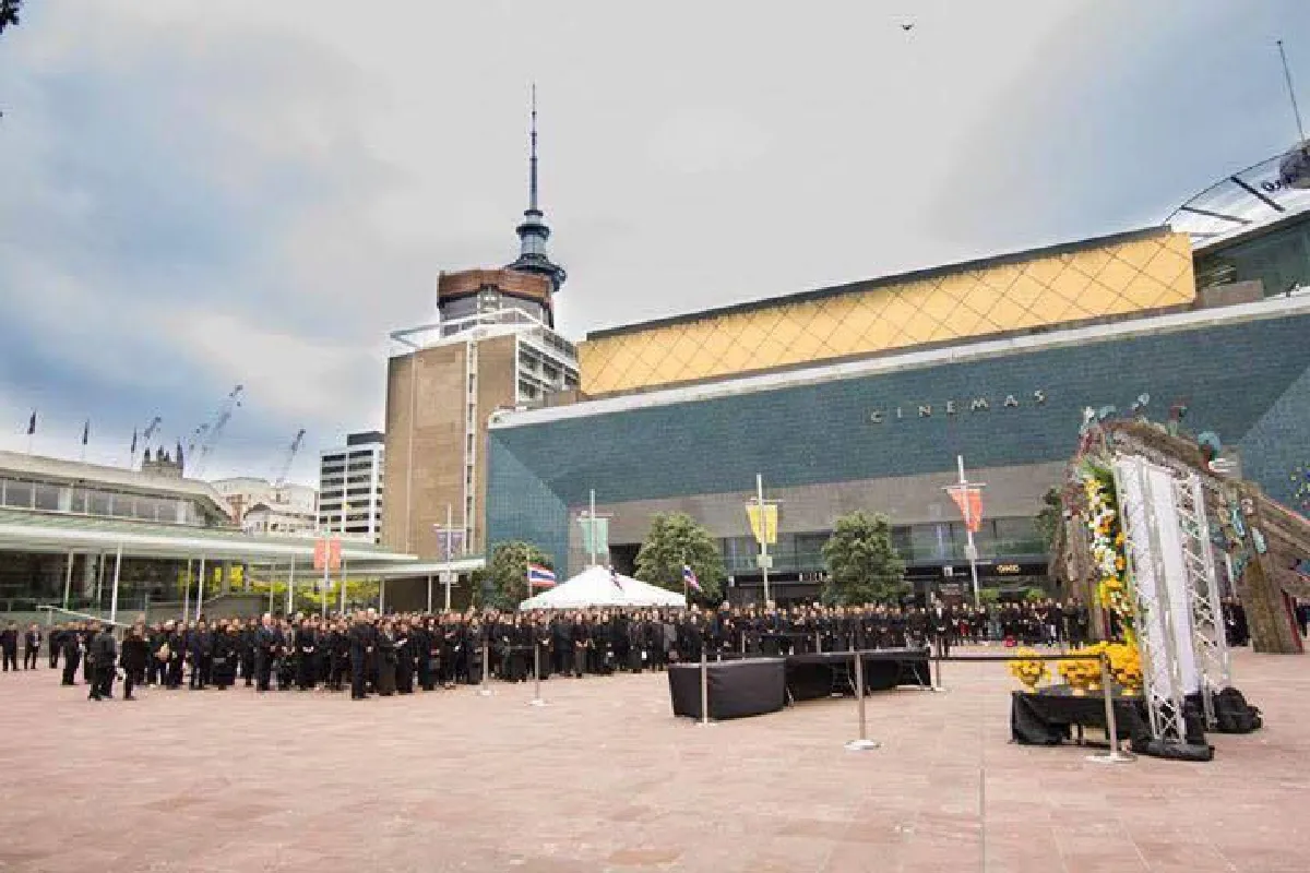 ประชาชนชาวไทยในนิวซีแลนด์ร่วมวางดอกไม้จันทน์ ถวายความอาลัยแด่ในหลวงรัชกาลที่ 9