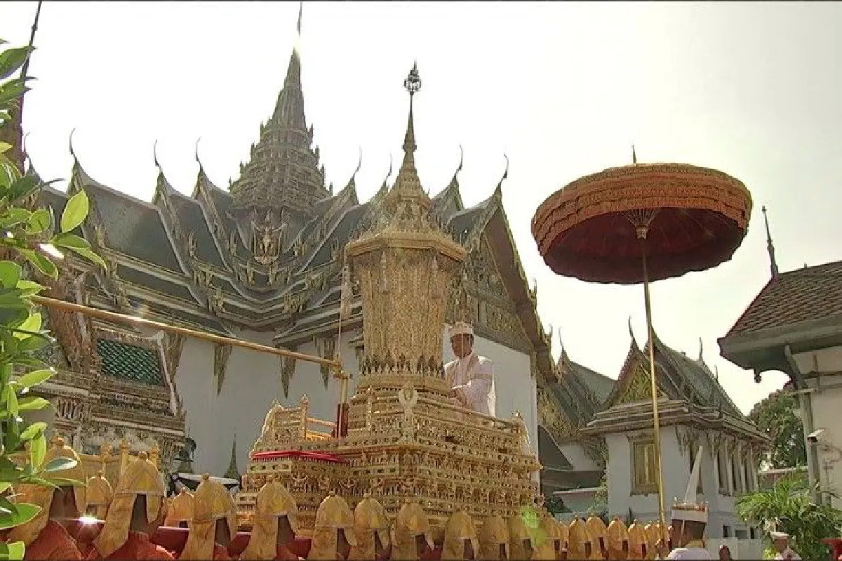 อัญเชิญพระบรมโกศจากพระที่นั่งพระดุสิตมหาปราสาทไปยังพระมหาพิชัยราชรถ