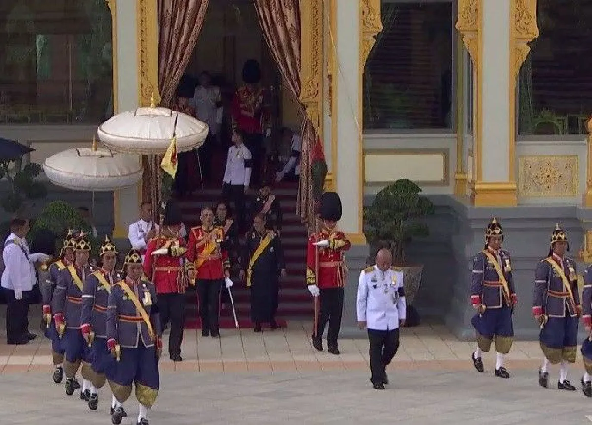 สมเด็จพระเจ้าอยู่หัว-พระบรมวงศานุวงศ์เสด็จฯยาตราในขบวนพระบรมราชอิสริยยศ