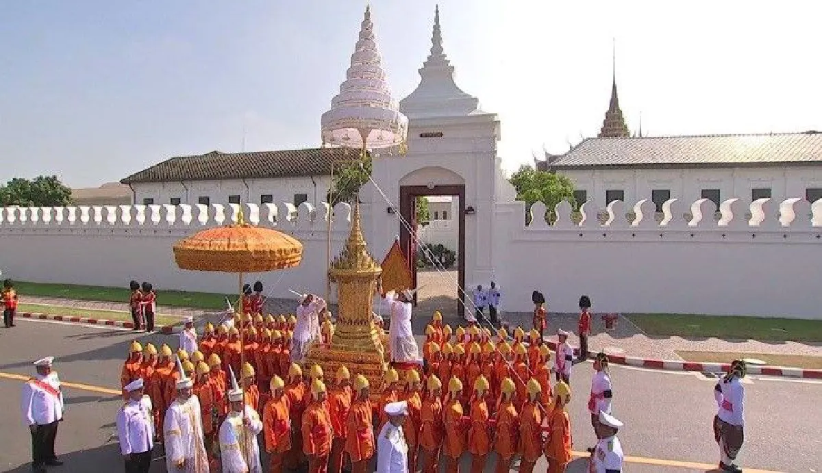 อัญเชิญพระบรมโกศจากพระที่นั่งพระดุสิตมหาปราสาทไปยังพระมหาพิชัยราชรถ