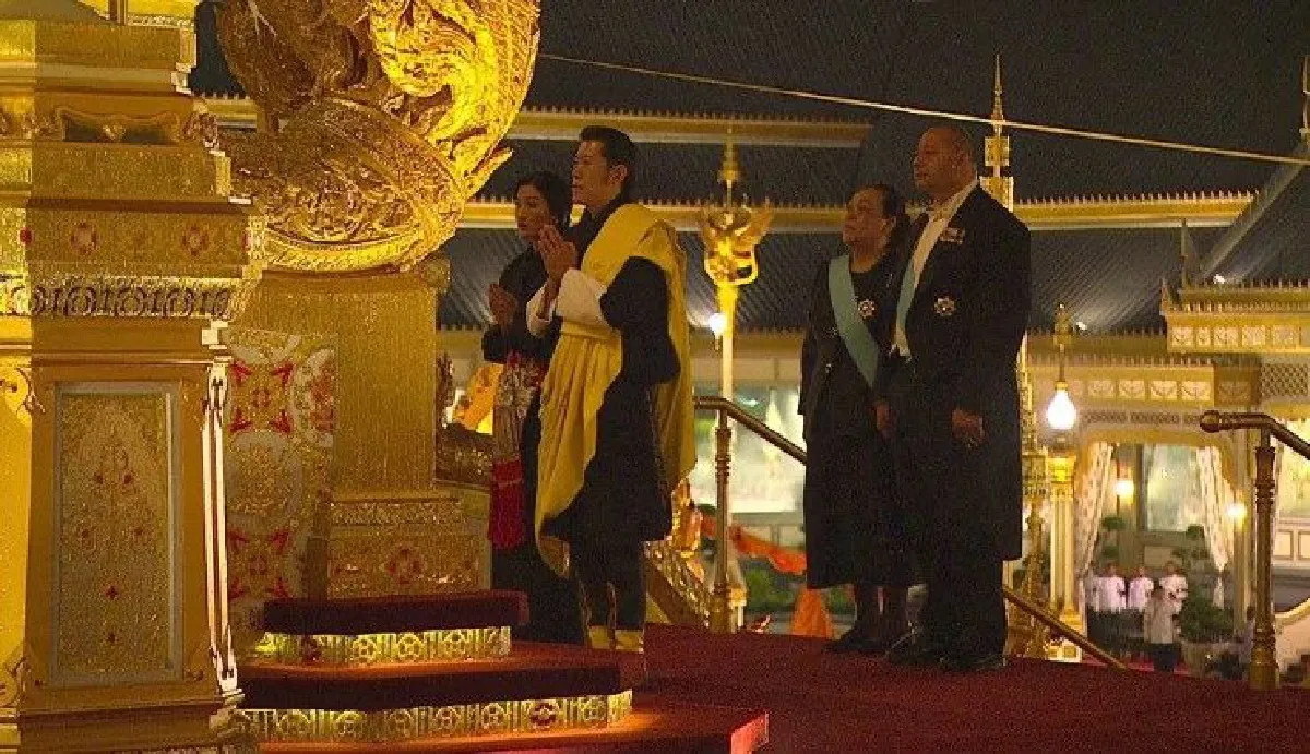 สมเด็จพระเจ้าอยู่หัวเสด็จฯถวายพระเพลิงพระบรมศพในหลวงรัชกาลที่9