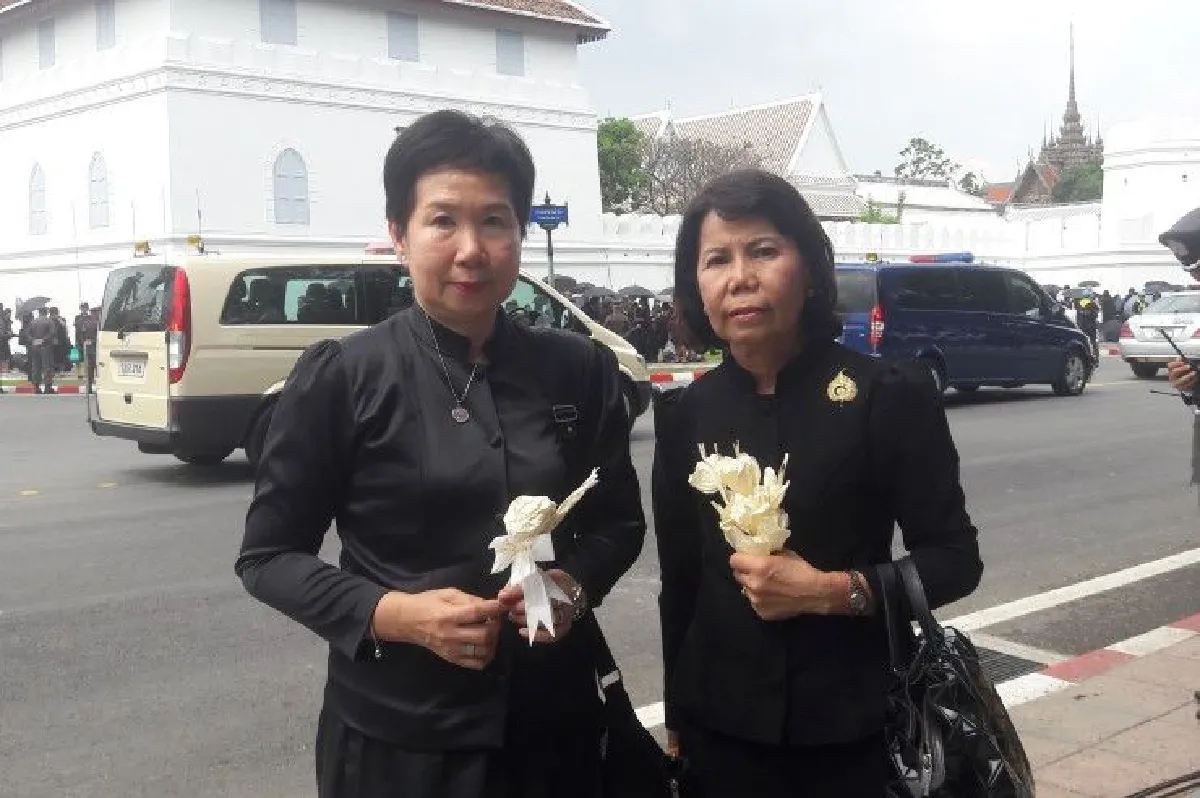 ริ้วขบวนเคลื่อนผ่านน้ำตาไหล แสนอาลัยในหลวงของปวงชน