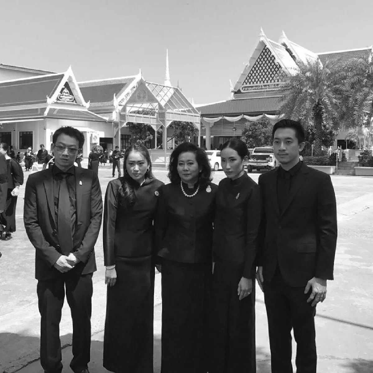 แกนนำเพื่อไทยร่วมถวายดอกไม้จันทน์
