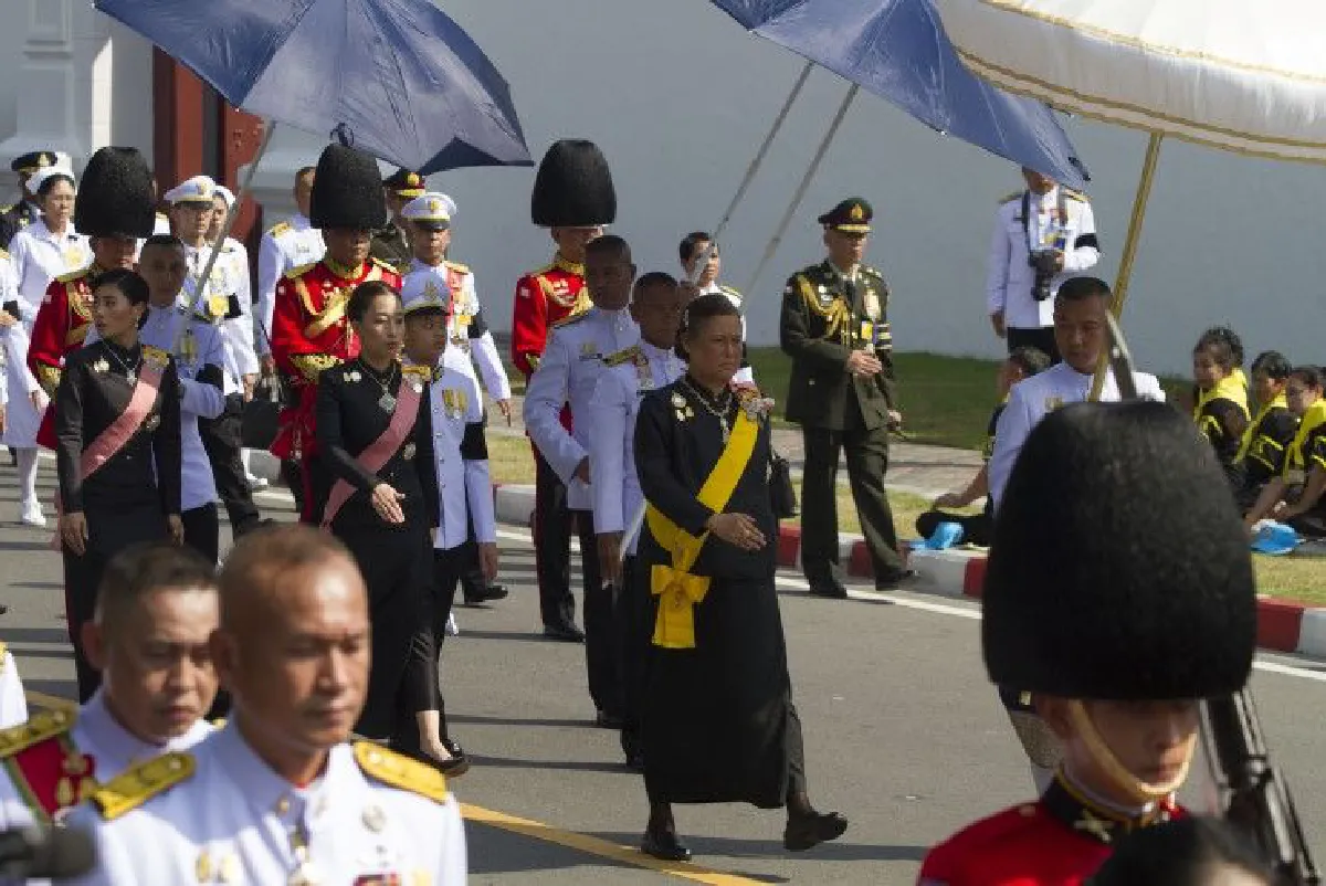 สมเด็จพระเจ้าอยู่หัว-พระบรมวงศานุวงศ์เสด็จฯยาตราในขบวนพระบรมราชอิสริยยศ