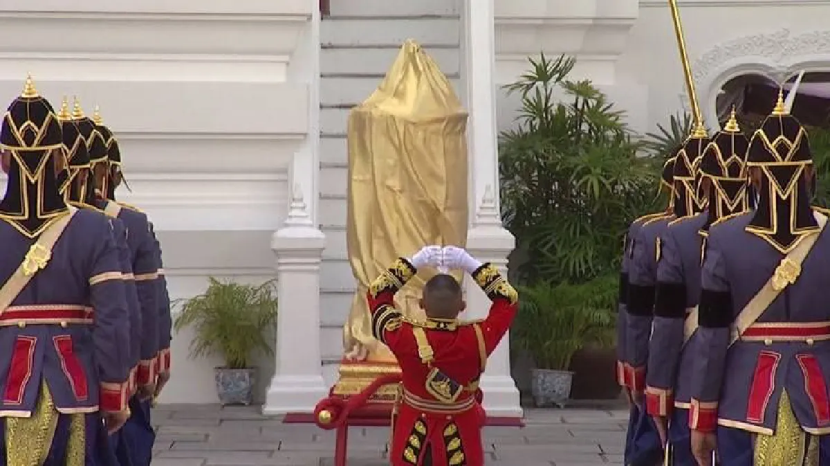 อัญเชิญพระบรมโกศจากพระที่นั่งพระดุสิตมหาปราสาทไปยังพระมหาพิชัยราชรถ