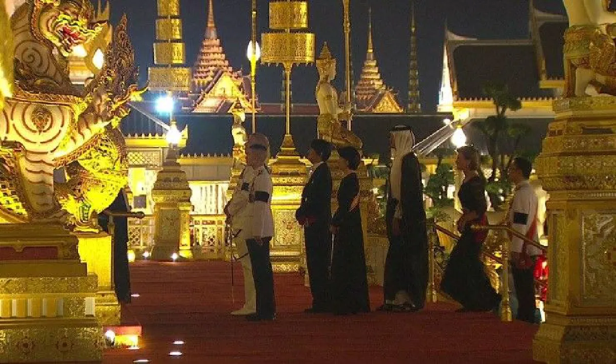 สมเด็จพระเจ้าอยู่หัวเสด็จฯถวายพระเพลิงพระบรมศพในหลวงรัชกาลที่9