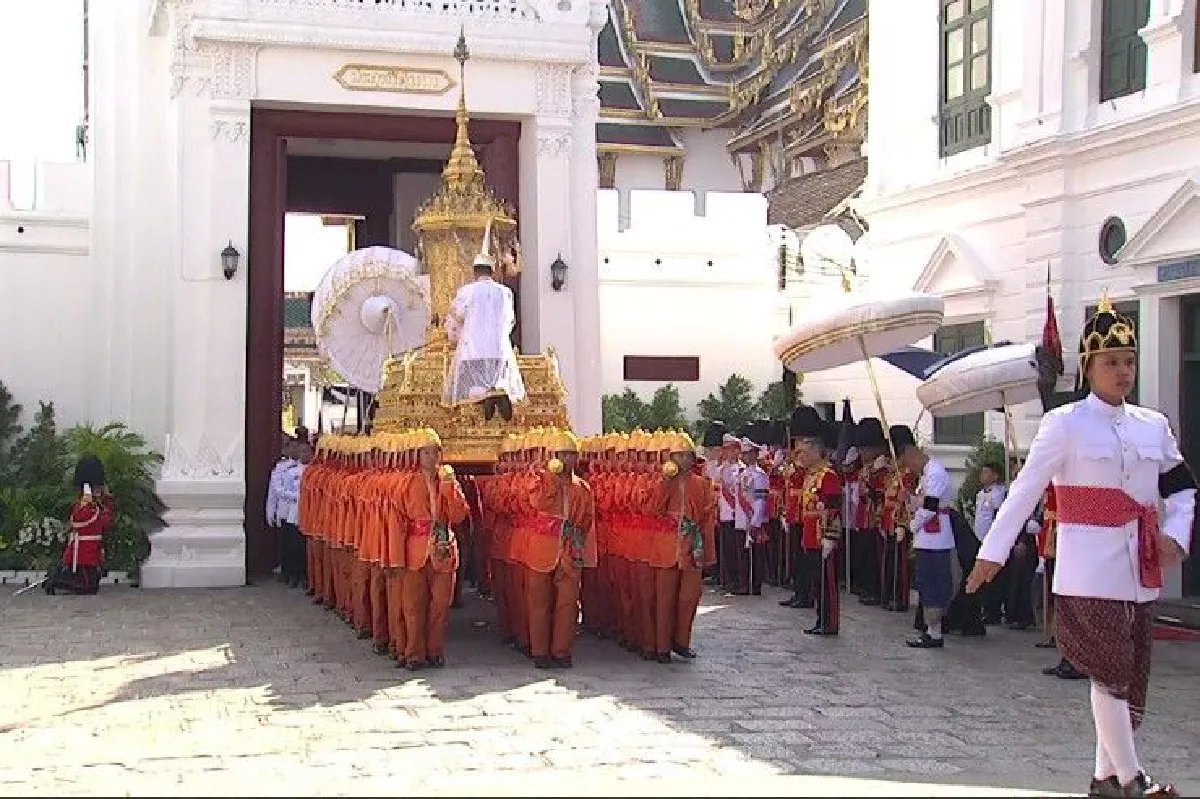 อัญเชิญพระบรมโกศจากพระที่นั่งพระดุสิตมหาปราสาทไปยังพระมหาพิชัยราชรถ