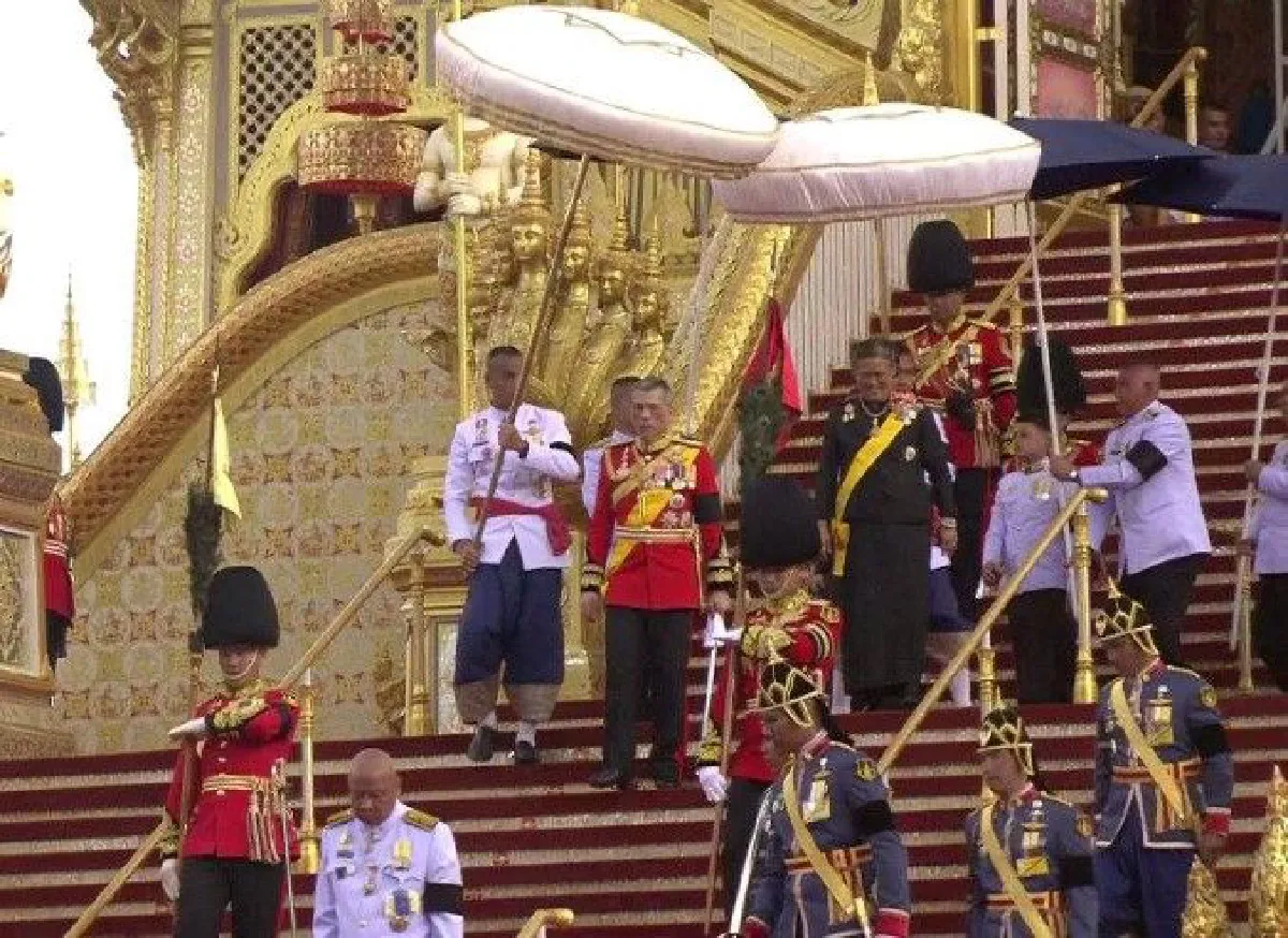 สมเด็จพระเจ้าอยู่หัว-พระบรมวงศานุวงศ์เสด็จฯยาตราในขบวนพระบรมราชอิสริยยศ
