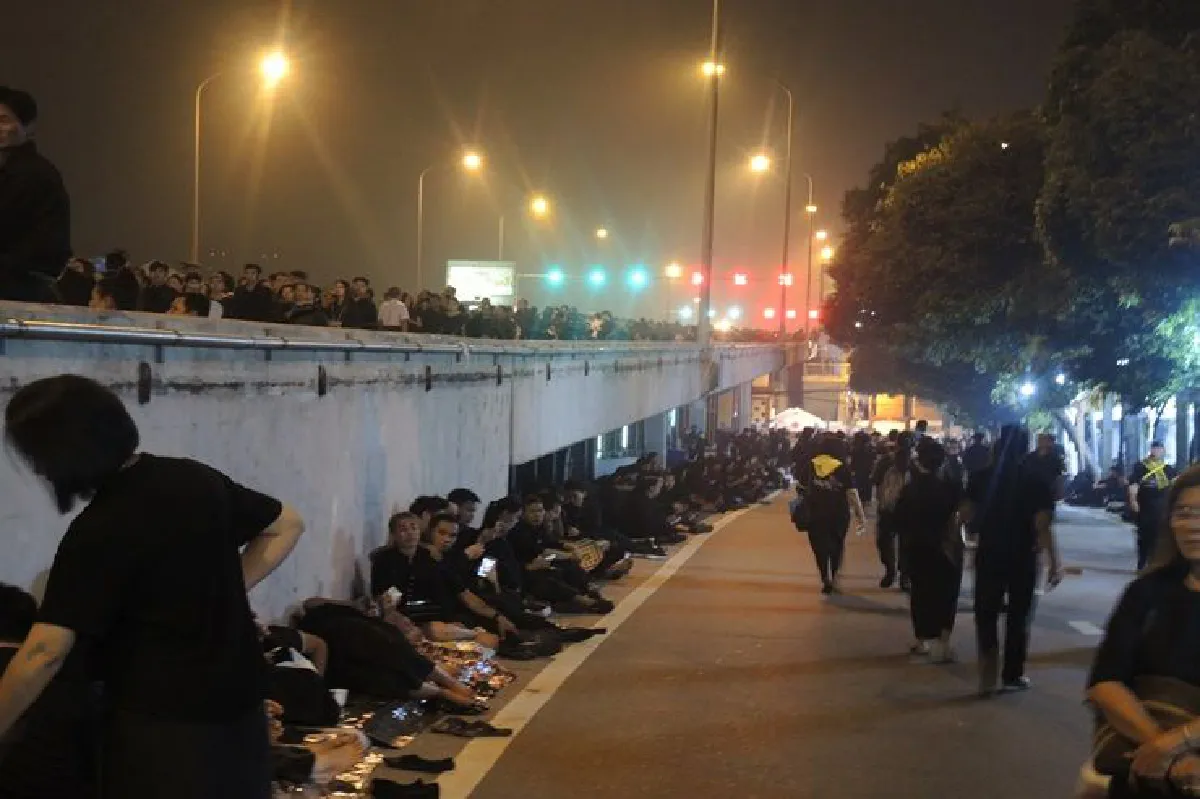 ถนนราชดำเนินคนแน่นเกือบเต็มพื้นที่