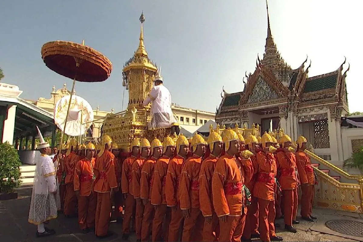อัญเชิญพระบรมโกศจากพระที่นั่งพระดุสิตมหาปราสาทไปยังพระมหาพิชัยราชรถ