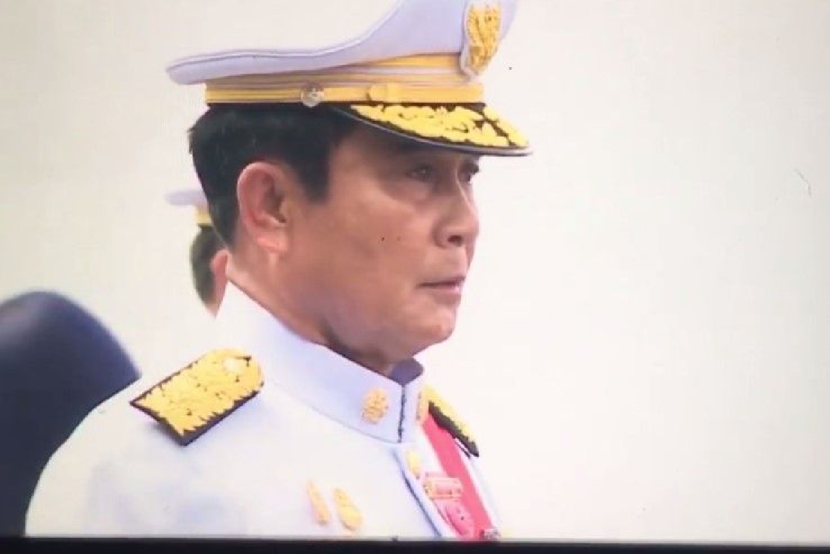 นายกฯ น้ำตาซึมขณะร่วมริ้วขบวนพระบรมราชอิสริยยศ นายกฯ น้ำตาซึมขณะร่วมริ้วขบวนพระบรมราชอิสริยยศ
