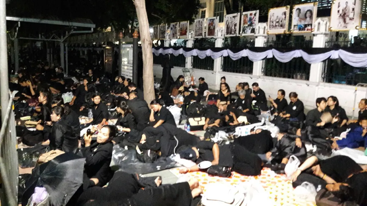 ถนนราชดำเนินคนแน่นเกือบเต็มพื้นที่