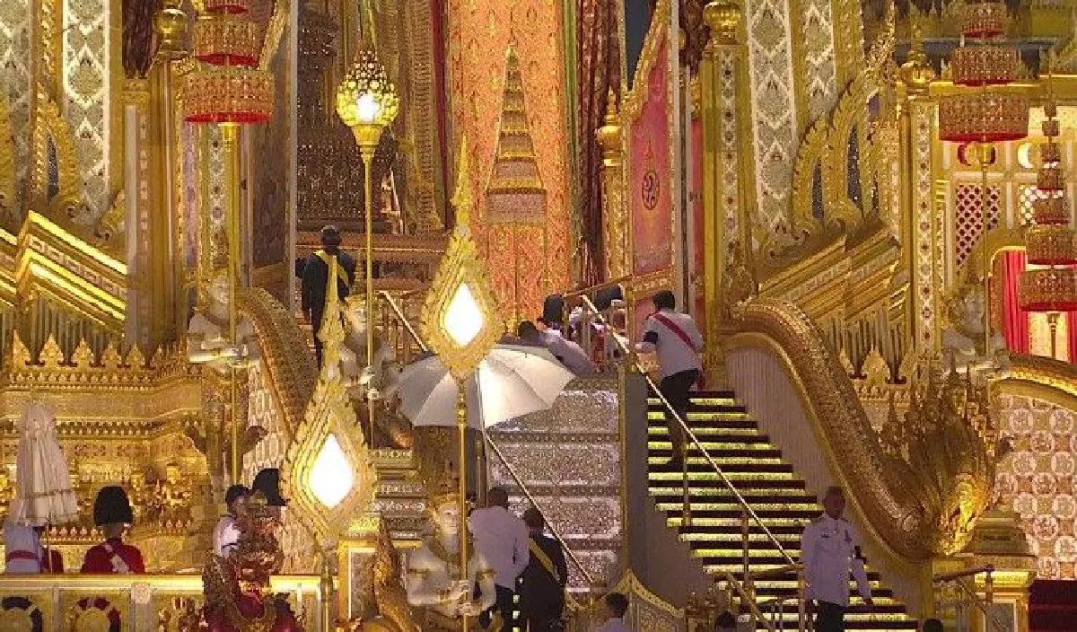 สมเด็จพระเจ้าอยู่หัวเสด็จฯถวายพระเพลิงพระบรมศพในหลวงรัชกาลที่9