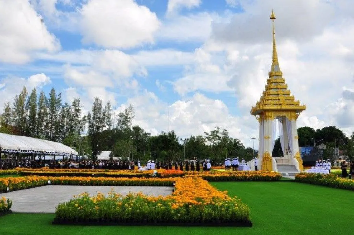 ชาวยะลาหลั่งไหลวางดอกไม้จันทน์ที่พระเมรุมาศจำลอง