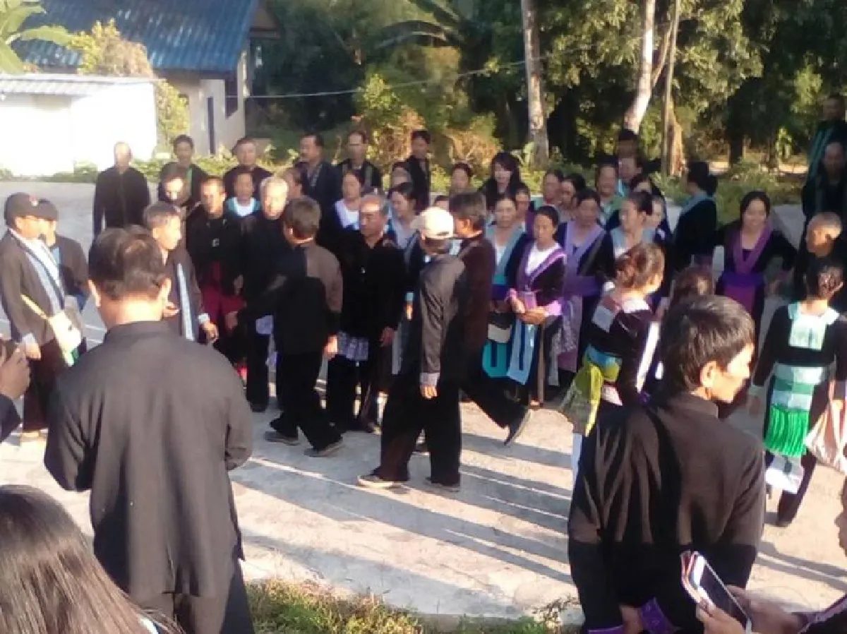 ชาวม้งผู้ร่วมพัฒนาชาติไทยรวมตัววางดอกไม้จันทน์