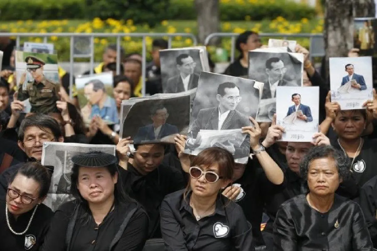 ภาพชุดพระราชพิธีเชิญพระบรมโกศไปพระเมรุมาศผ่านมุมมองสื่อต่างประเทศ
