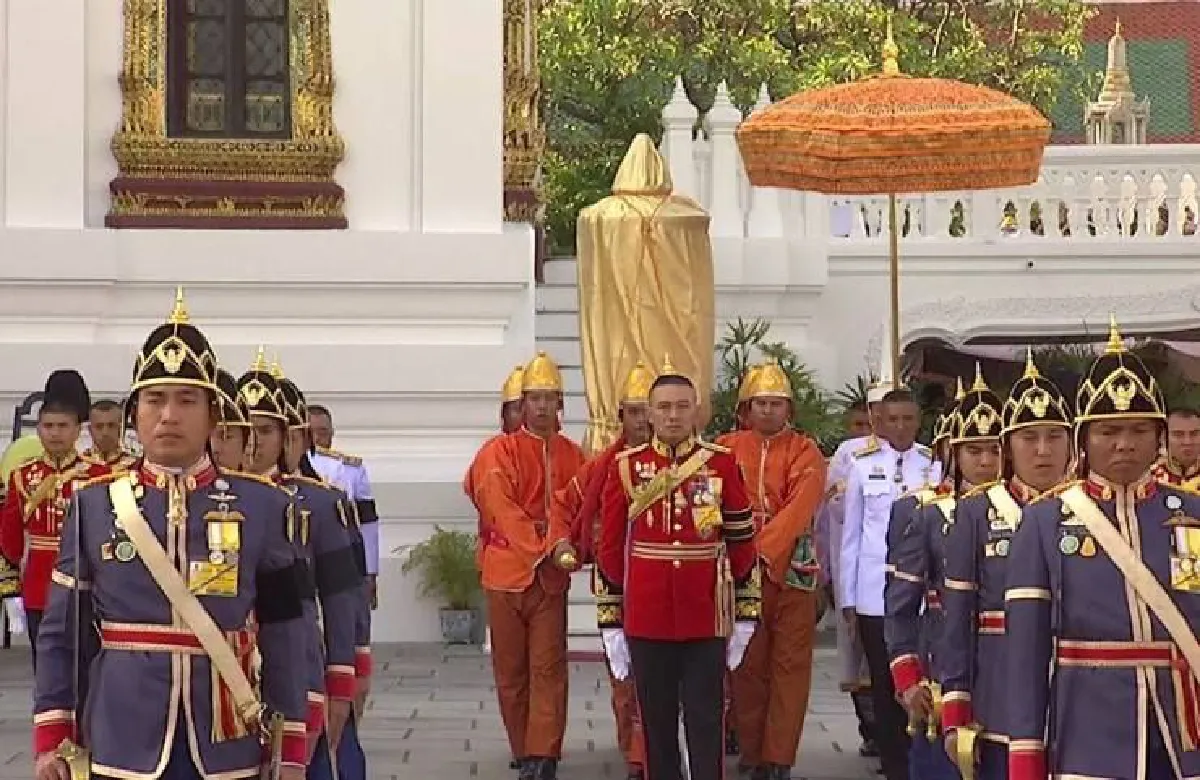 อัญเชิญพระบรมโกศจากพระที่นั่งพระดุสิตมหาปราสาทไปยังพระมหาพิชัยราชรถ