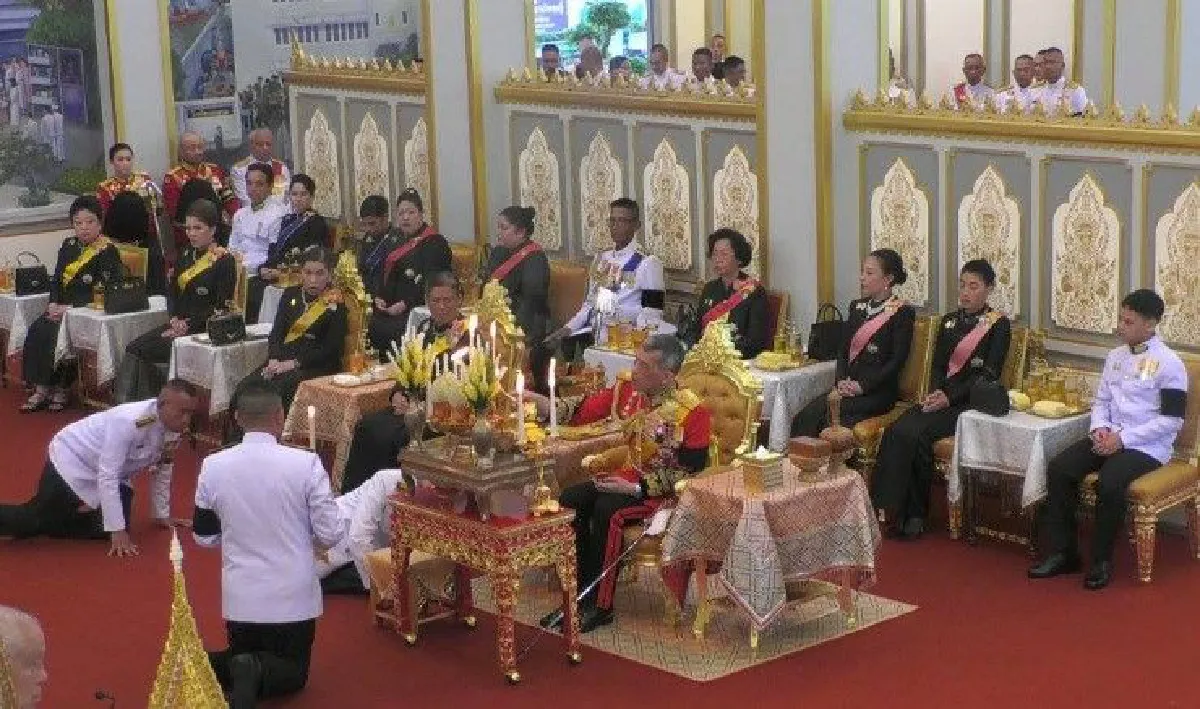 สมเด็จพระเจ้าอยู่หัวเสด็จฯถวายพระเพลิงพระบรมศพในหลวงรัชกาลที่9