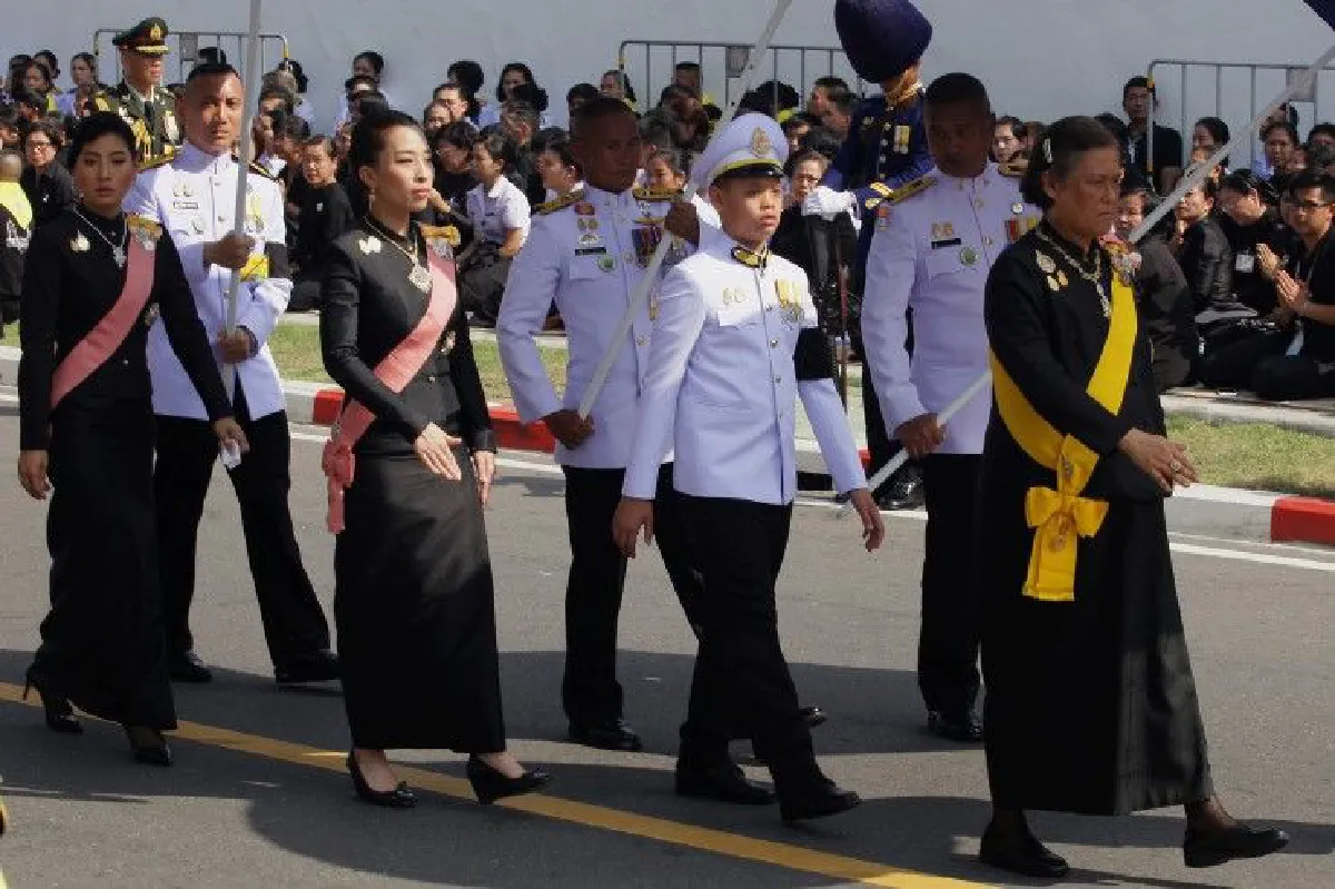 สมเด็จพระเจ้าอยู่หัว-พระบรมวงศานุวงศ์เสด็จฯยาตราในขบวนพระบรมราชอิสริยยศ