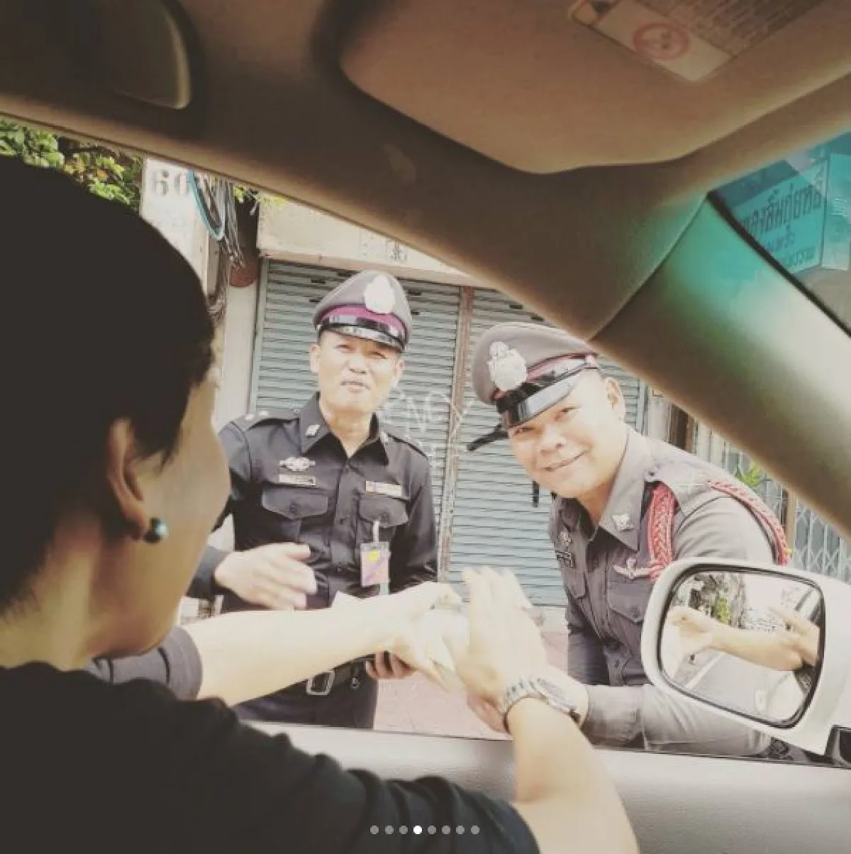 กาละแมร์ นั่งรถแจกขนมจิตอาสา-เจ้าหน้าที่ เป็นกำลังใจในการทำความดี