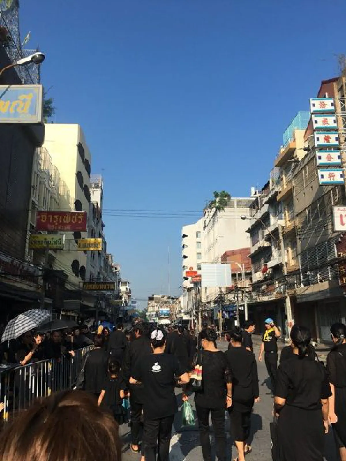 ปชช.แน่นพระเมรุมาศจำลองทุกแห่งรอถวายดอกไม้จันทน์