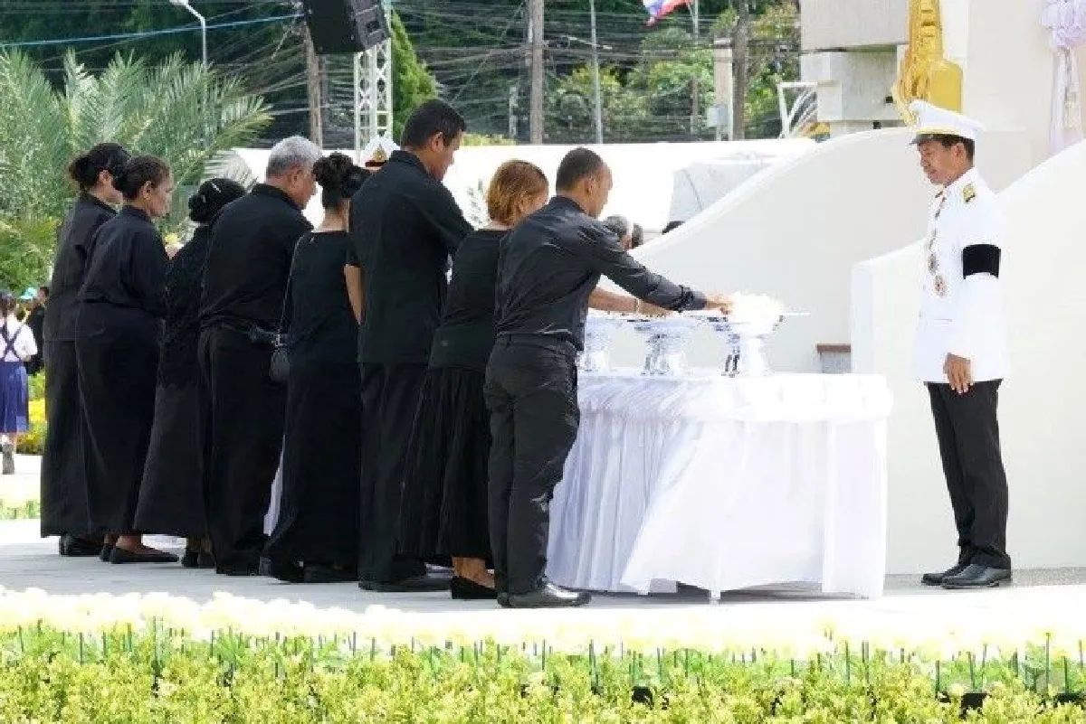 ชาวยะลาหลั่งไหลวางดอกไม้จันทน์ที่พระเมรุมาศจำลอง