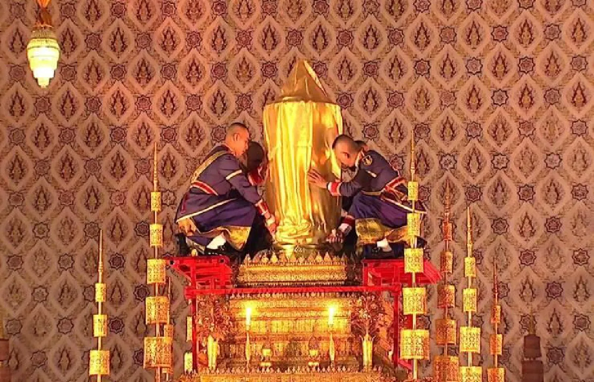 อัญเชิญพระบรมโกศจากพระที่นั่งพระดุสิตมหาปราสาทไปยังพระมหาพิชัยราชรถ