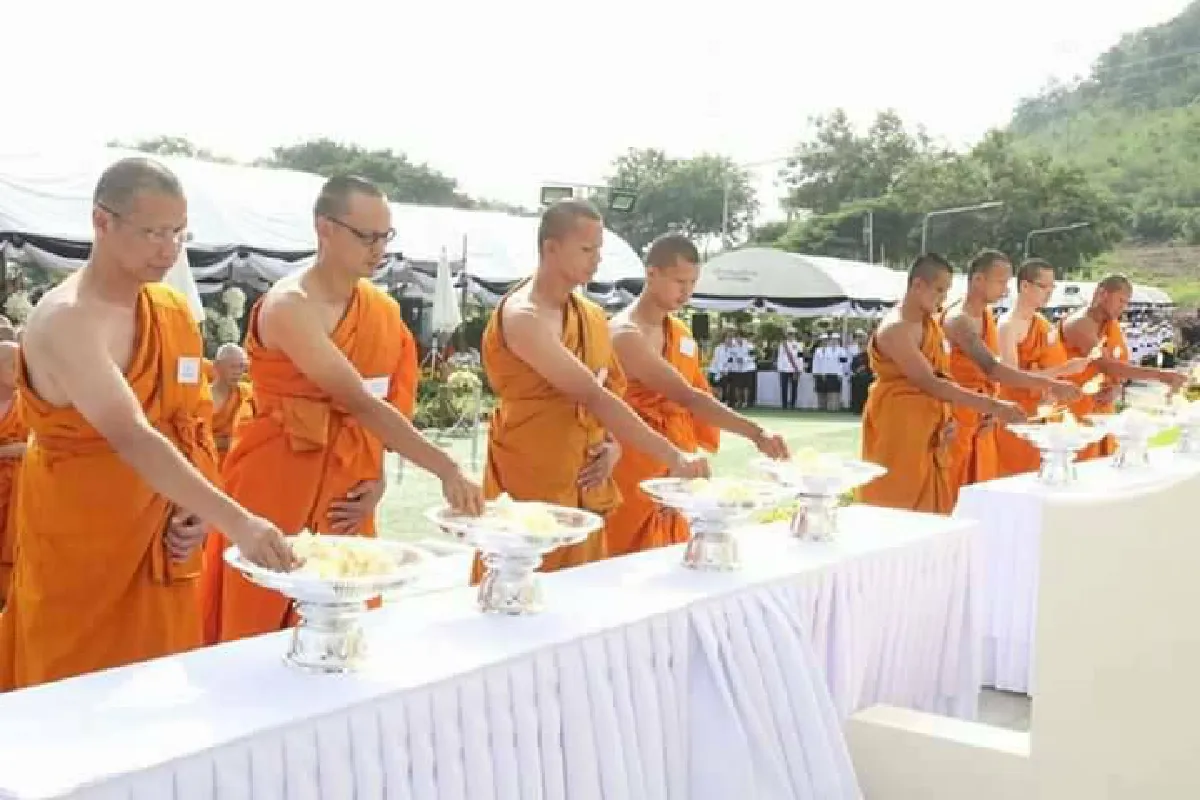 ชาวจ.ตากวางดอกไม้จันทน์ที่เขื่อนภูมิพล