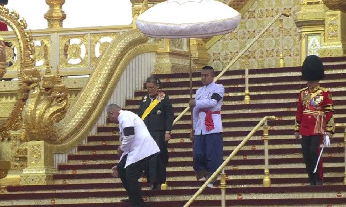 สมเด็จพระเจ้าอยู่หัวเสด็จฯถวายพระเพลิงพระบรมศพในหลวงรัชกาลที่9