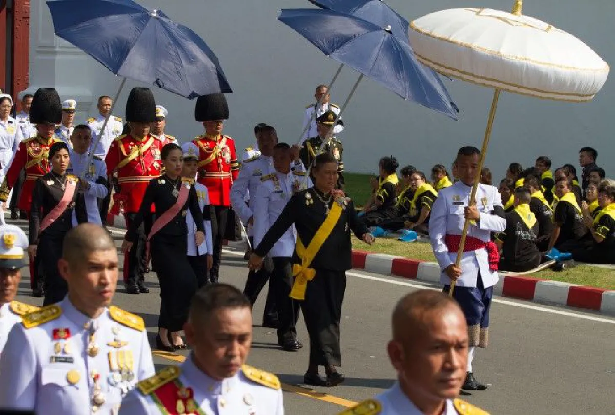 สมเด็จพระเจ้าอยู่หัว-พระบรมวงศานุวงศ์เสด็จฯยาตราในขบวนพระบรมราชอิสริยยศ