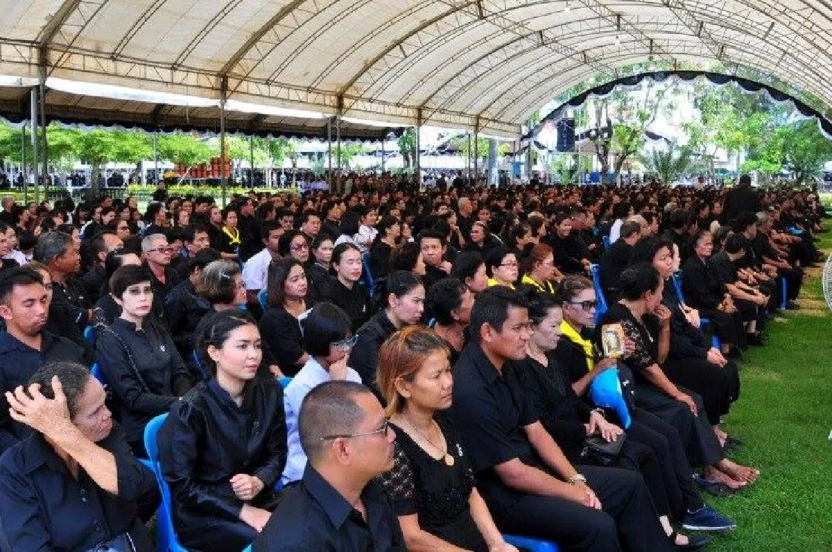 ชาวยะลาหลั่งไหลวางดอกไม้จันทน์ที่พระเมรุมาศจำลอง