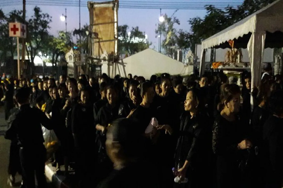 ถนนราชดำเนินคนแน่นเกือบเต็มพื้นที่