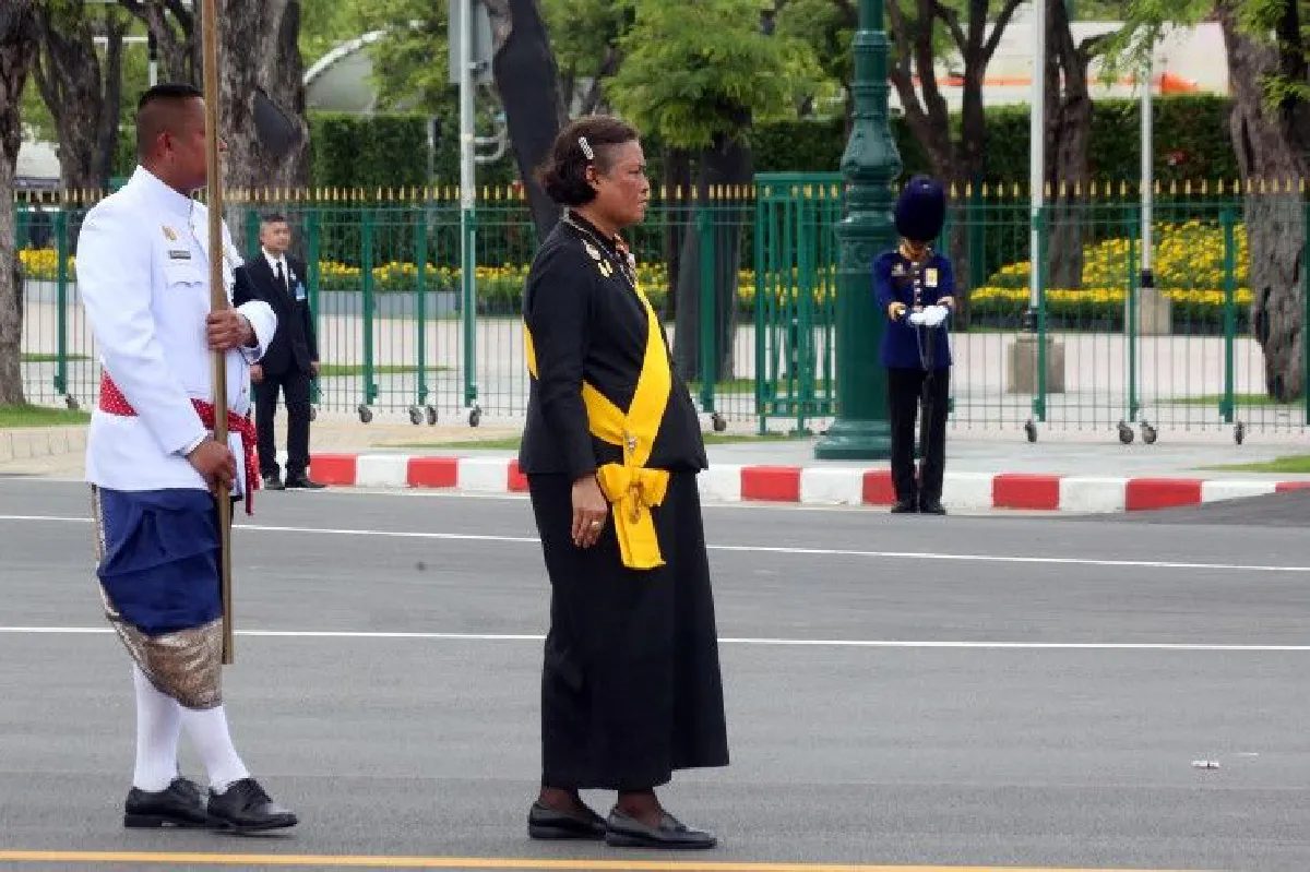 สมเด็จพระเจ้าอยู่หัว-พระบรมวงศานุวงศ์เสด็จฯยาตราในขบวนพระบรมราชอิสริยยศ