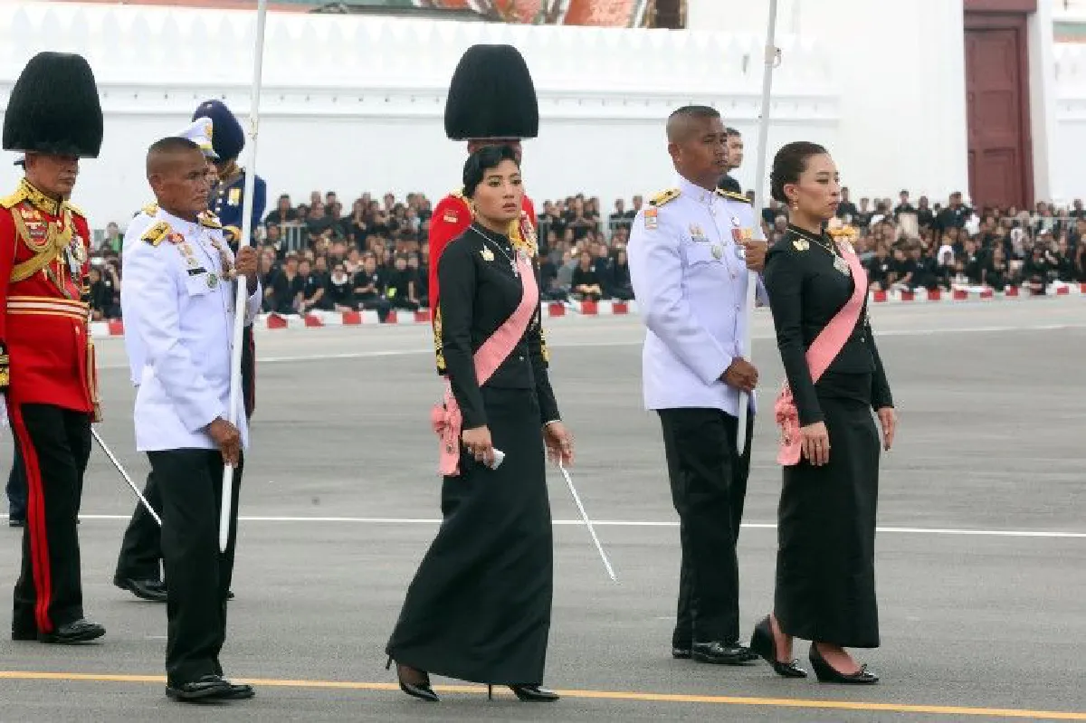 สมเด็จพระเจ้าอยู่หัว-พระบรมวงศานุวงศ์เสด็จฯยาตราในขบวนพระบรมราชอิสริยยศ