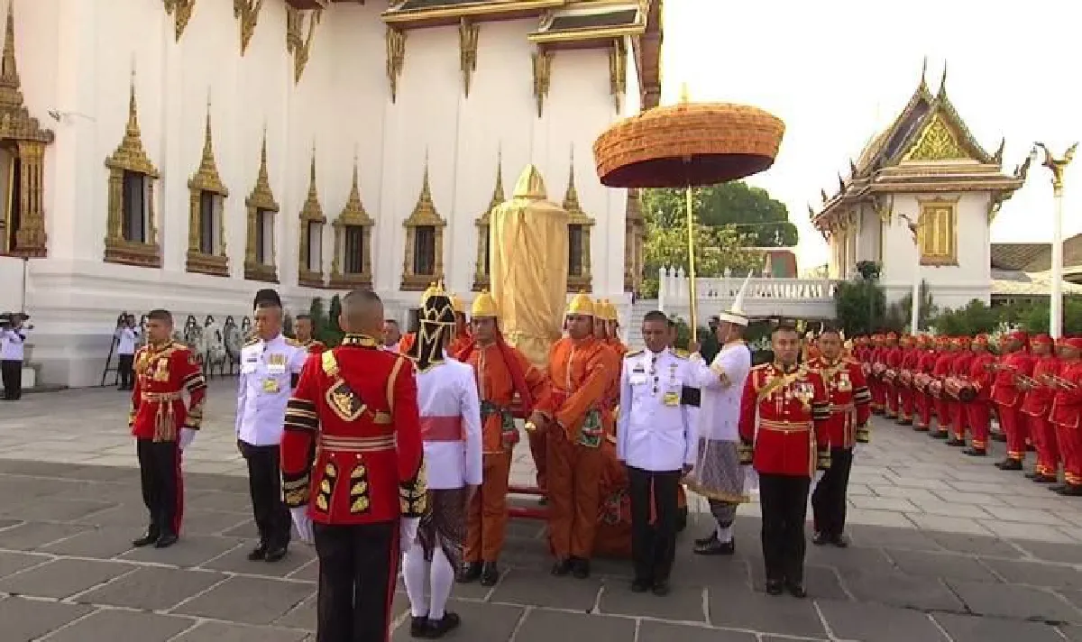 อัญเชิญพระบรมโกศจากพระที่นั่งพระดุสิตมหาปราสาทไปยังพระมหาพิชัยราชรถ