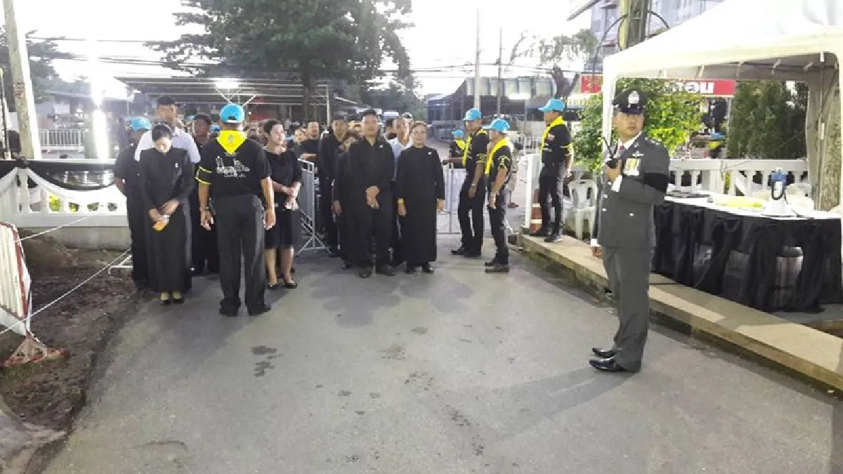 ชาวสุราษฎร์ธานีต่อคิววางดอกไม้จันทน์แสดงอาลัยร.9