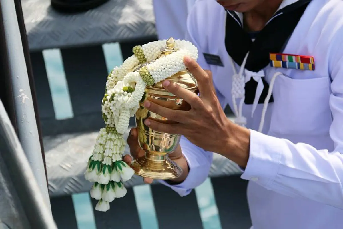 เรือหลวงกระบี่อัญเชิญดอกไม้จันทน์ลอยน่านน้ำเกาะหนู เกาะแมว