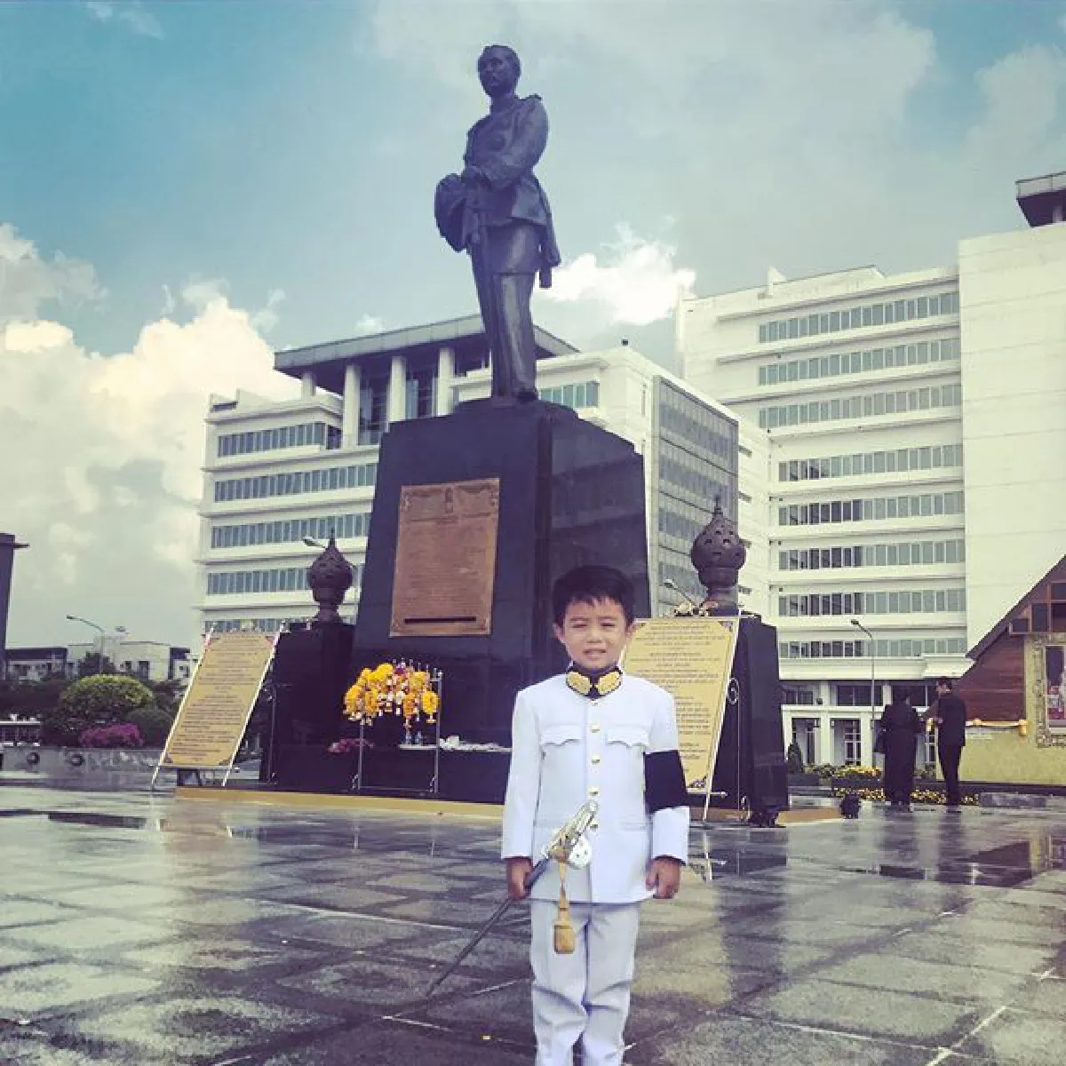 เท่เหมือนคุณพ่อ! ผู้พันเบิร์ด-น้องวิน แต่งตัวเต็มยศร่วมวางดอกไม้จันทน์