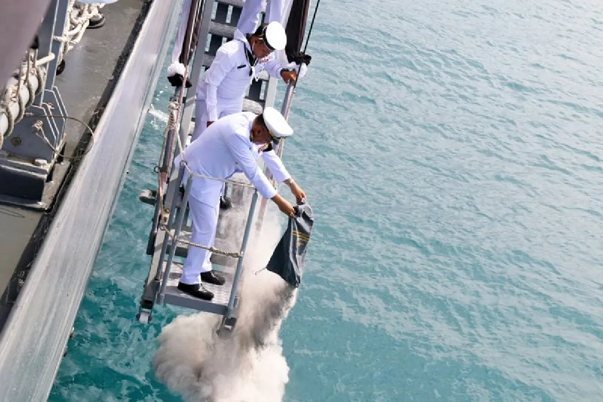 เรือหลวงกระบี่อัญเชิญดอกไม้จันทน์ลอยน่านน้ำเกาะหนู เกาะแมว