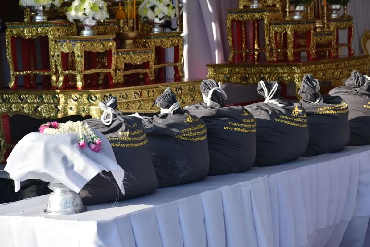 ศรีสะเกษลอยเถ้าดอกไม้จันทน์ในลำน้ำมูล