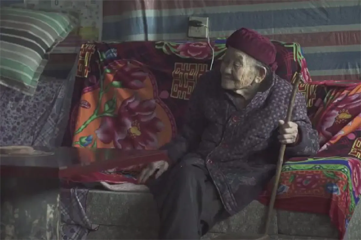 หัวใจแข็งแกร่ง! เด็กหญิงจีน 6 ขวบเลี้ยงดูคนทั้งครอบครัว