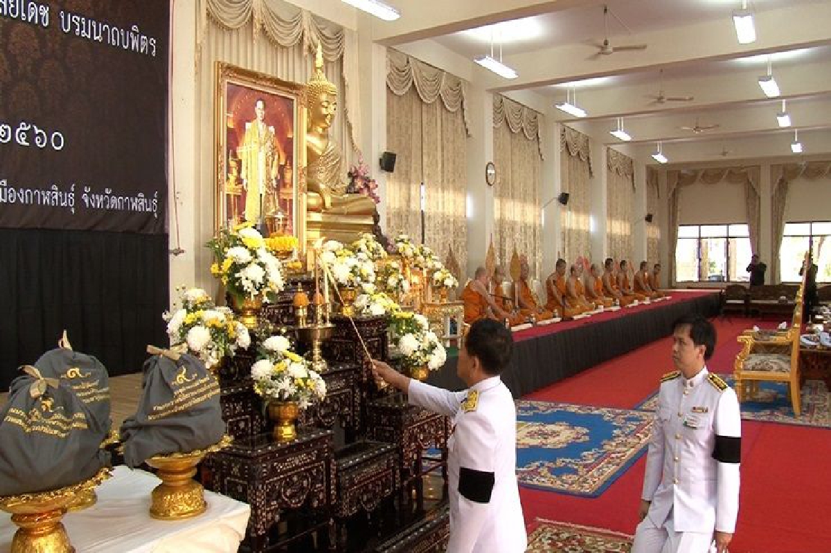 ผู้ว่าฯกาฬสินธุ์นำเถ้าดอกไม้จันทน์ลอยลำน้ำปาว ผู้ว่าฯกาฬสินธุ์นำเถ้าดอกไม้จันทน์ลอยลำน้ำปาว