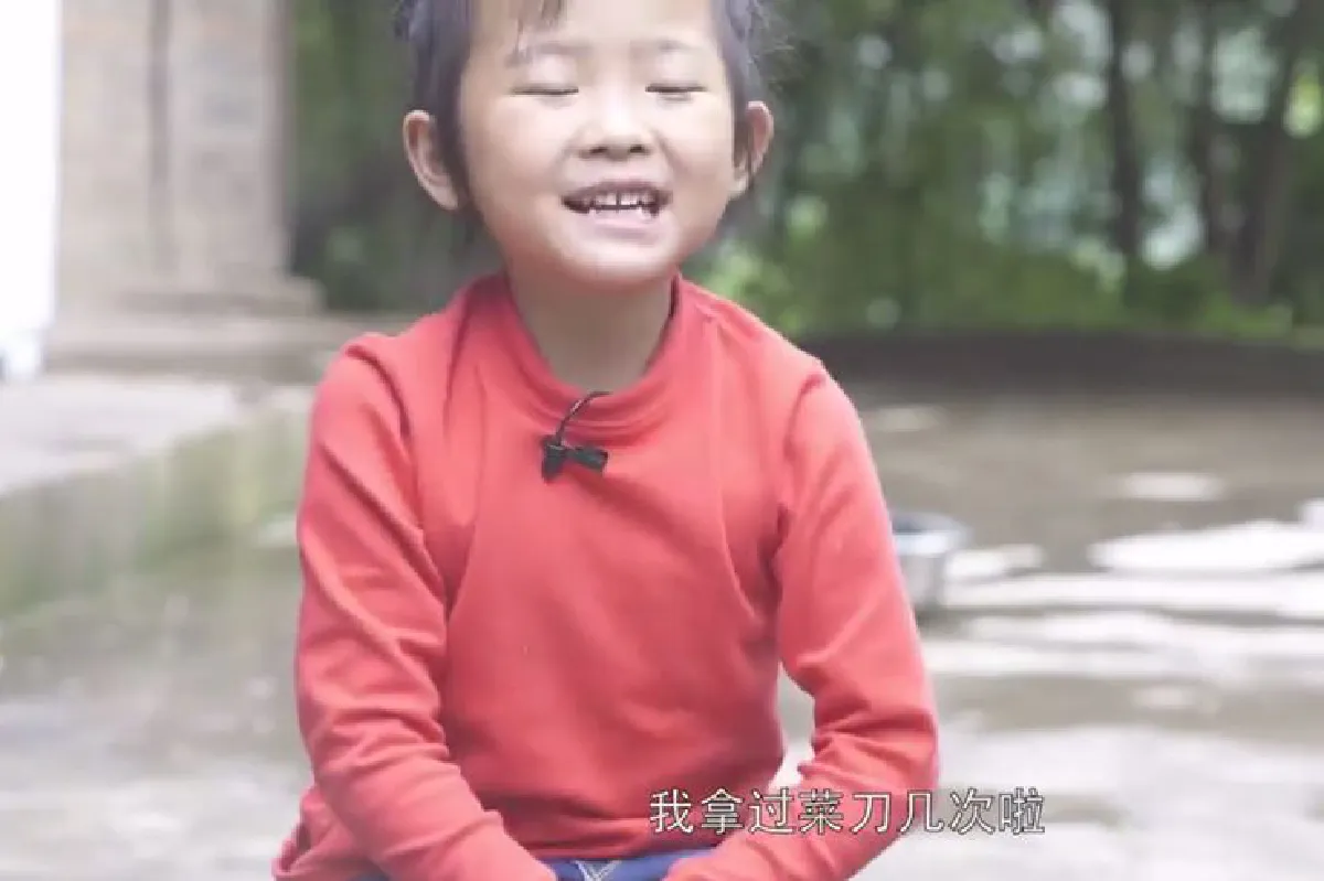 หัวใจแข็งแกร่ง! เด็กหญิงจีน 6 ขวบเลี้ยงดูคนทั้งครอบครัว