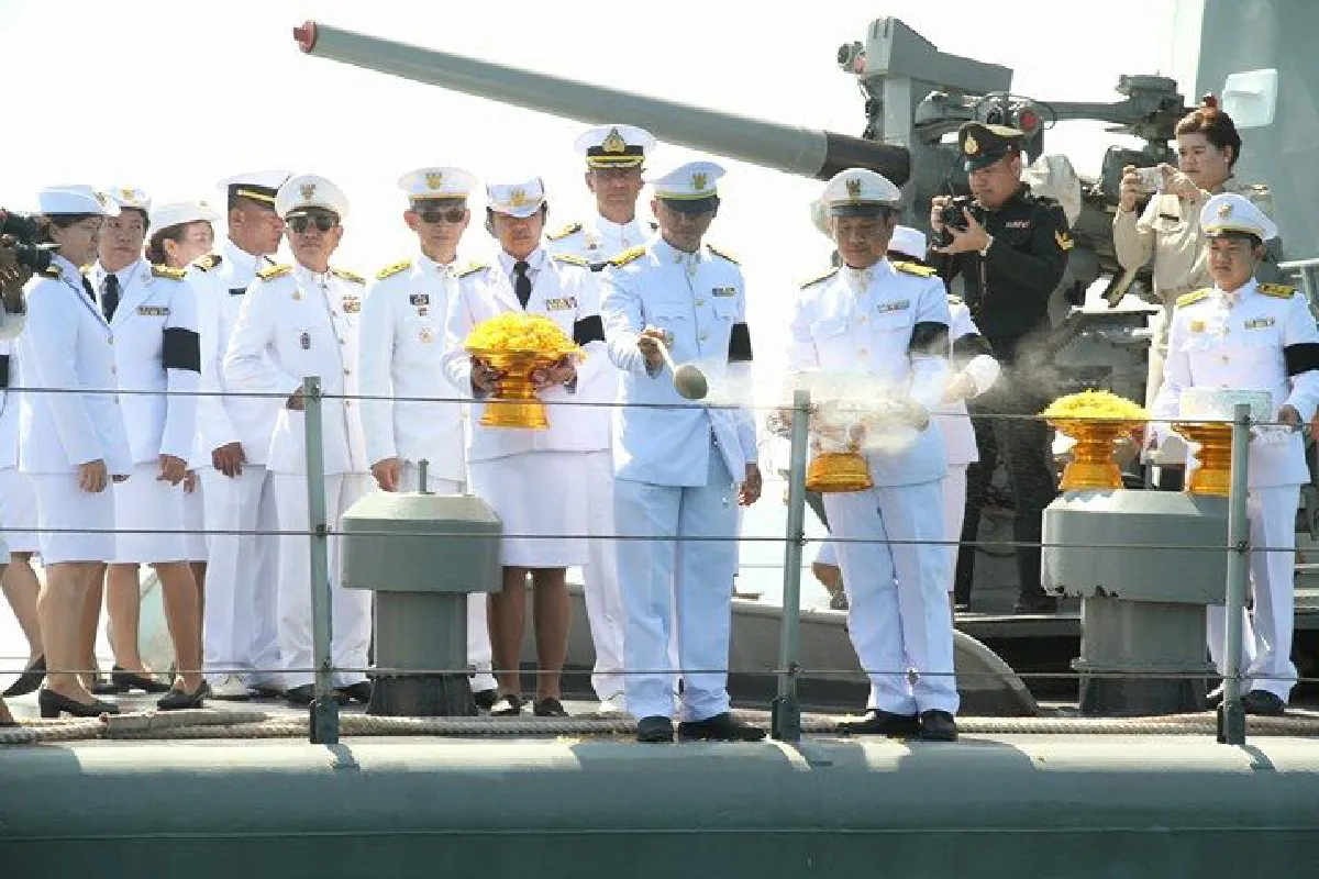 เรือหลวงแกลงลอยเถ้าดอกไม้จันทน์กลางทะเลตราด