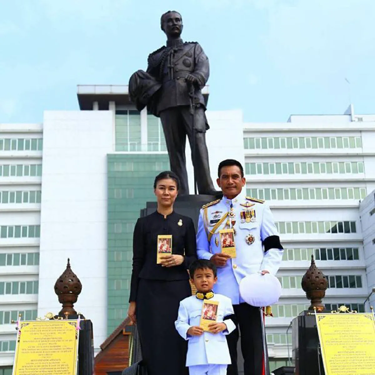 เท่เหมือนคุณพ่อ! ผู้พันเบิร์ด-น้องวิน แต่งตัวเต็มยศร่วมวางดอกไม้จันทน์