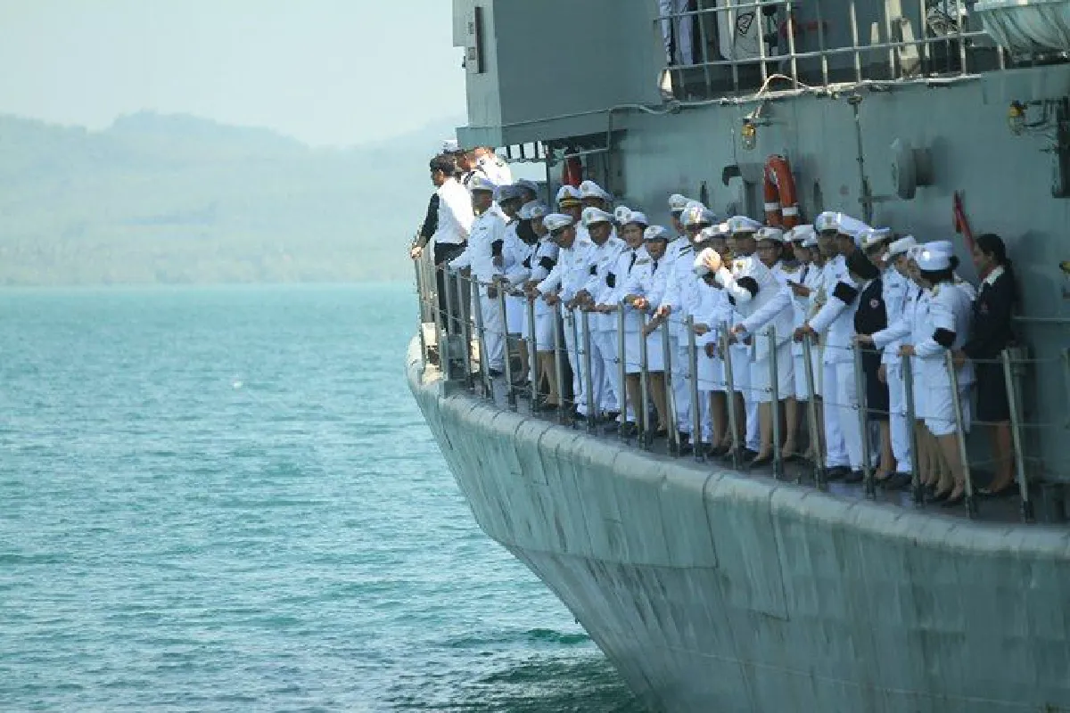 เรือหลวงแกลงลอยเถ้าดอกไม้จันทน์กลางทะเลตราด