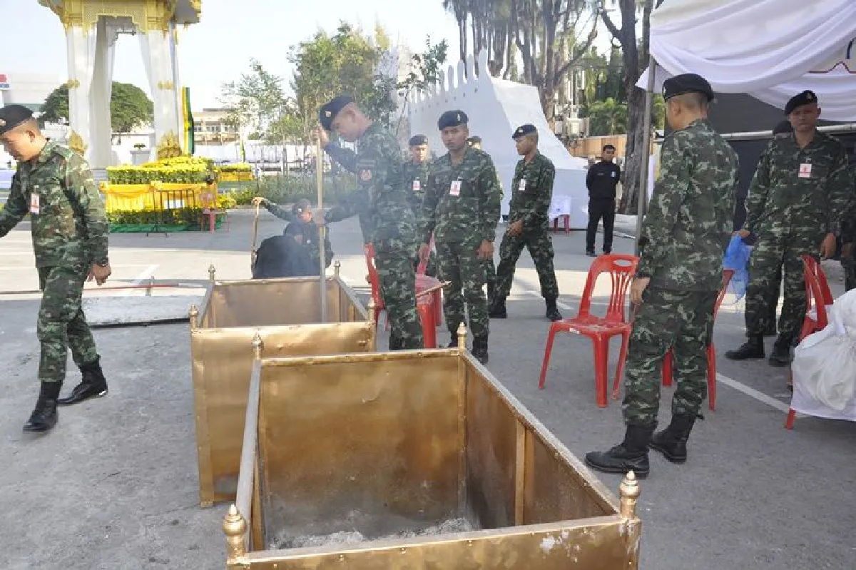 ผู้ว่าฯโคราชประกอบพิธีอัญเชิญเถ้าดอกไม้จันทน์ลอยน้ำวัดศาลาลอย