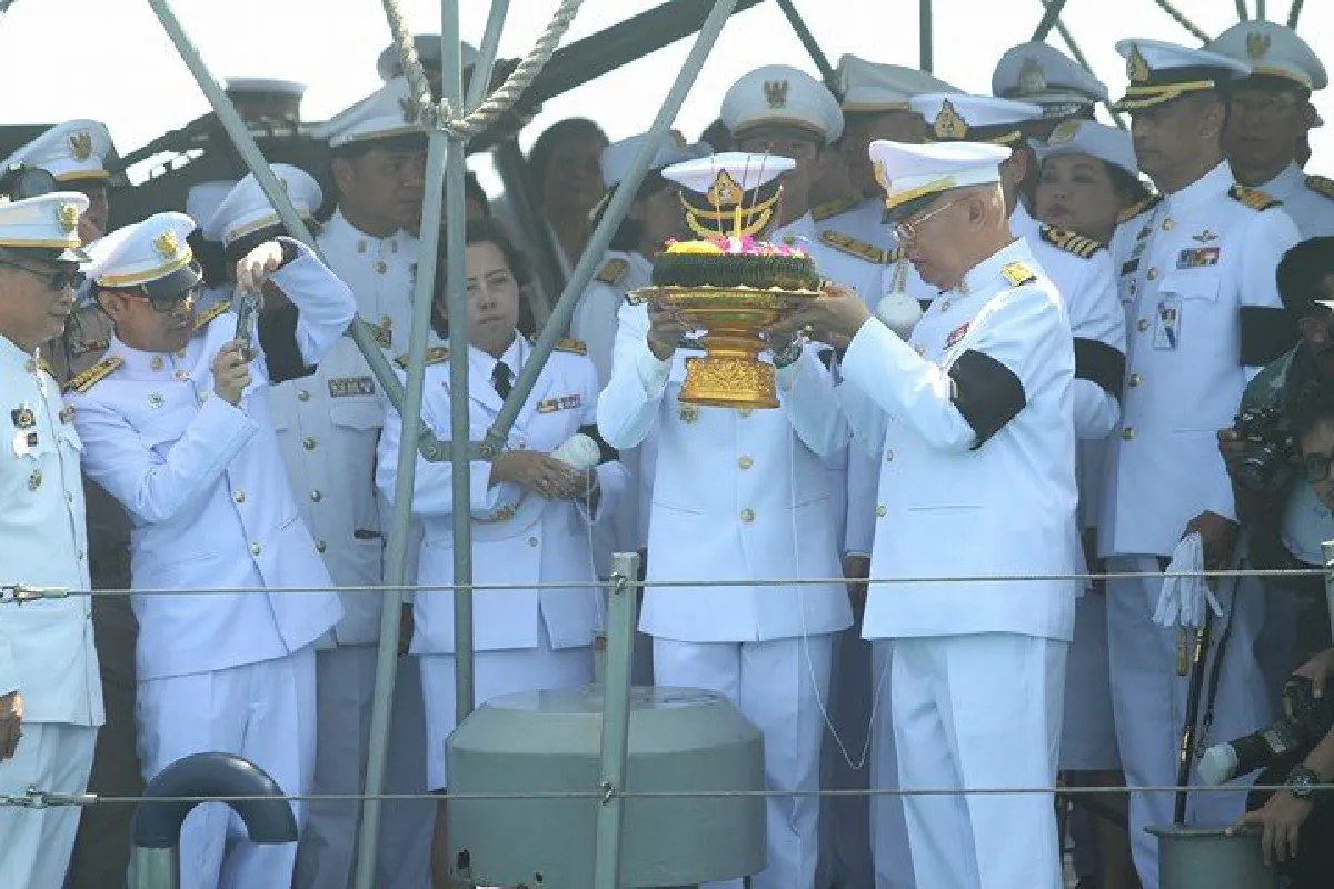 เรือหลวงแกลงลอยเถ้าดอกไม้จันทน์กลางทะเลตราด